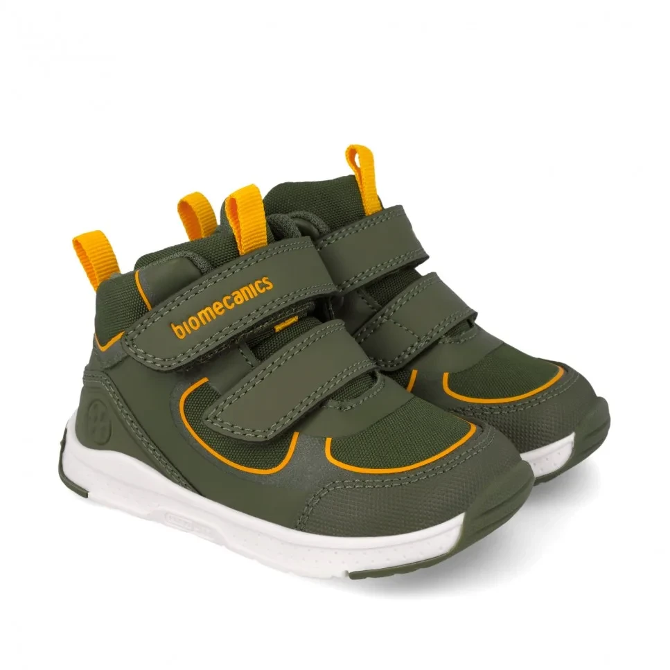 Botines Biomecanics 261177-B801 en verde caqui con detalles amarillos y doble velcro, par visto de tres cuartos