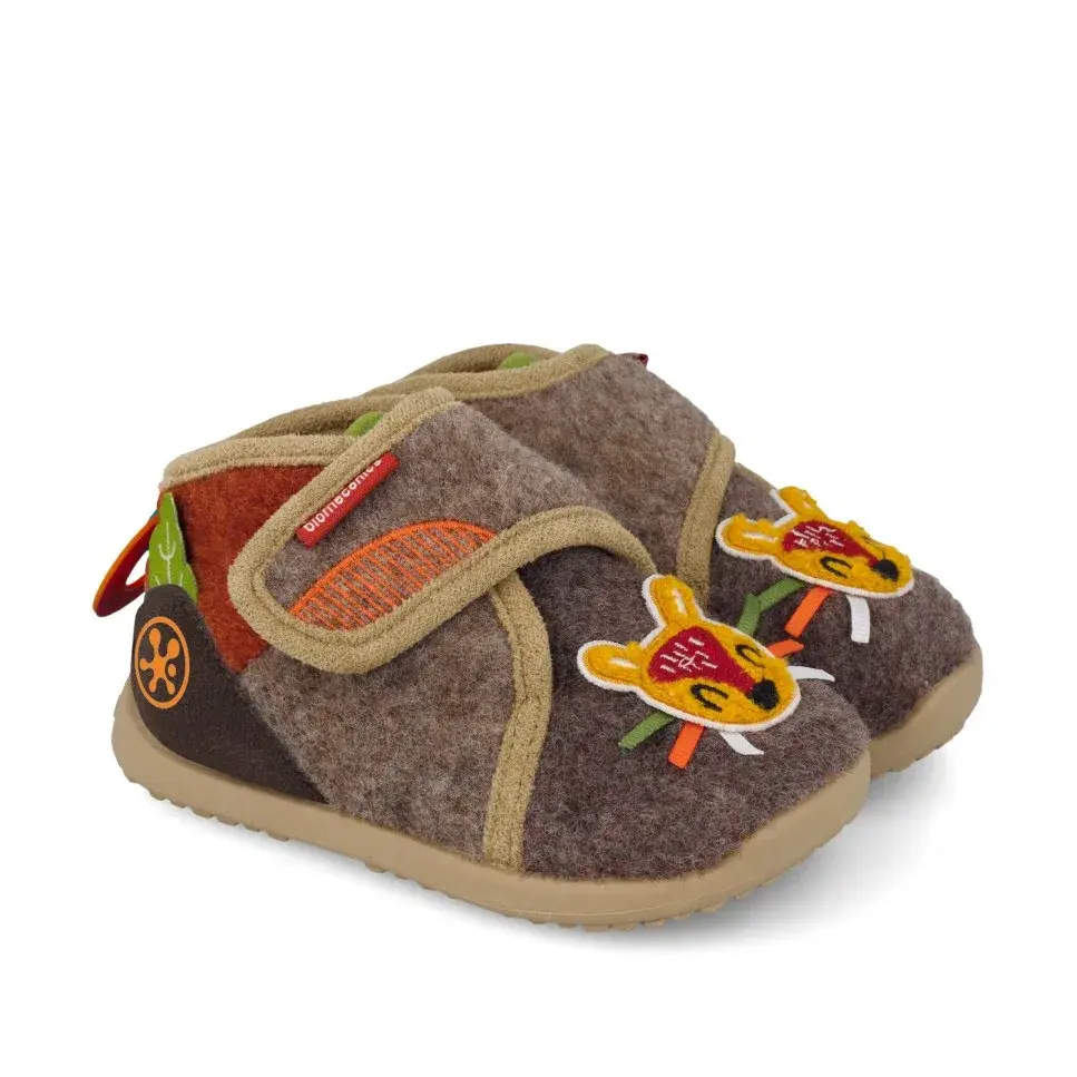 Zapatillas de casa Biomecanics 261187-A172 de fieltro marrón con un dibujo de animal, par visto de tres cuartos