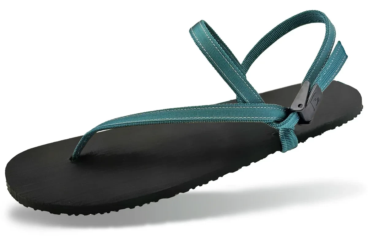 Sandalia Earth Runners Primal con suela negra y tiras verde azulado, vista de tres cuartos