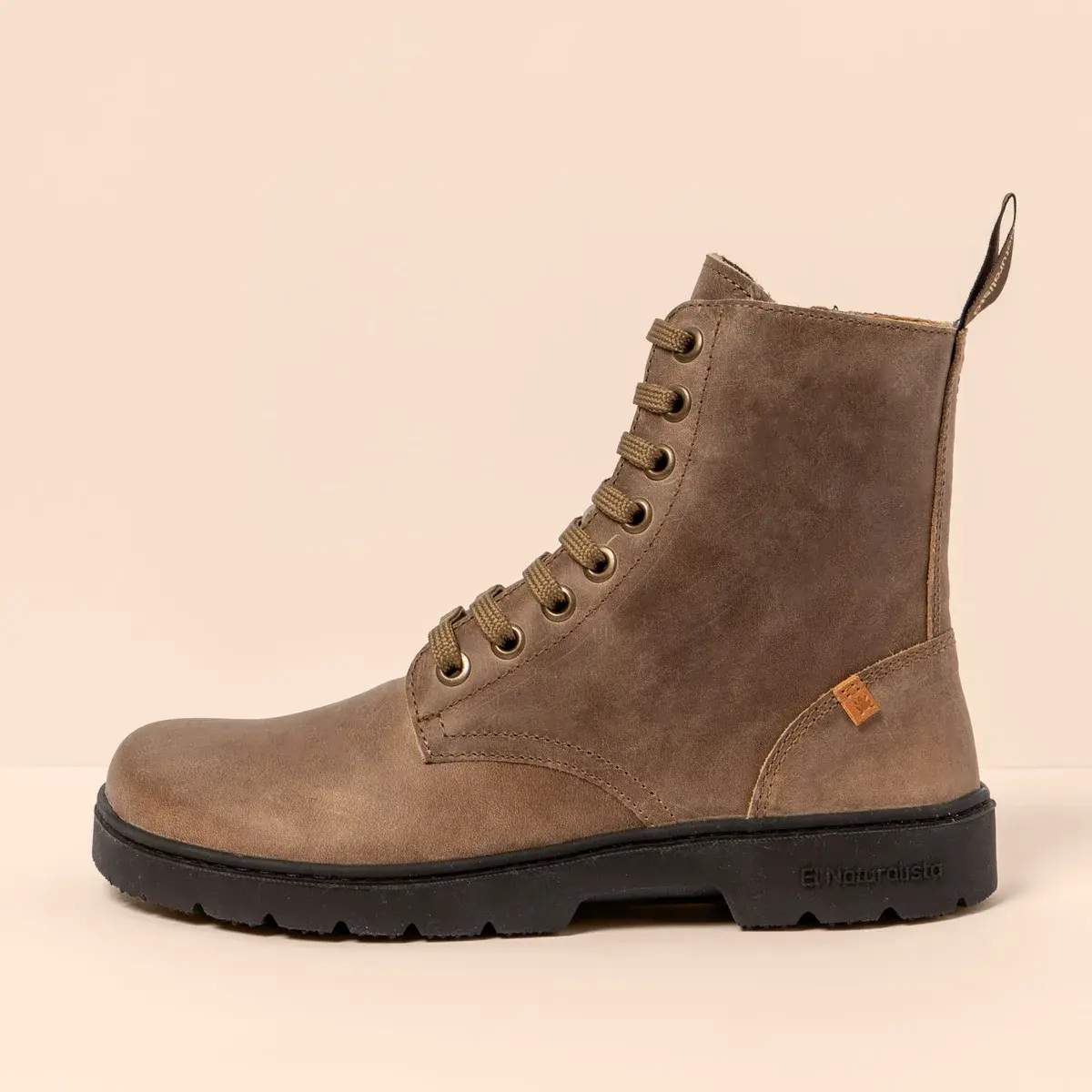 Bota El Naturalista Nómada N5264 en piel color stone (gris pardo) con suela negra, vista lateral