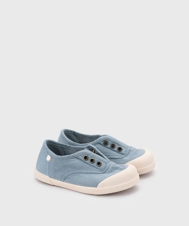 Igor Lona Océano en azul claro, par de zapatillas de lona sin cordones, vista de tres cuartos