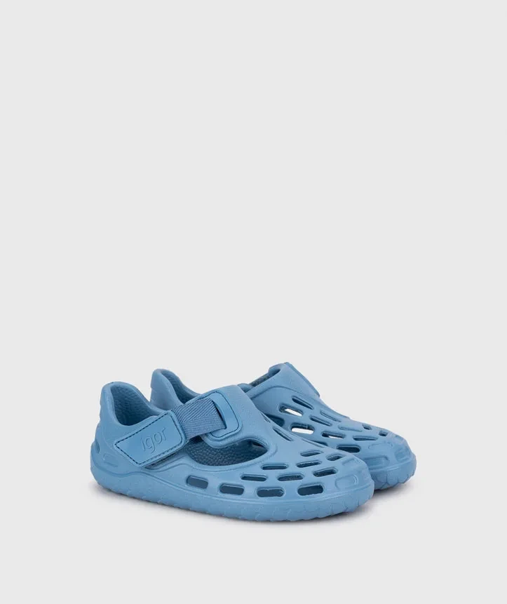 Cangrejeras Igor Tijuca en azul claro con velcro, par visto de tres cuartos