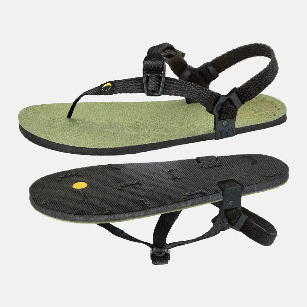 Sandalia LUNA Venado Winged Edition con plantilla verde oliva y cordones negros: una vista de lado y la otra enseñando la suela