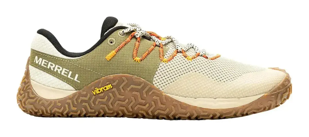 Merrell Trail Glove 7 de hombre en crudo y verde oliva (Oyster/Coyote) con suela marrón, vista de lado sobre fondo blanco