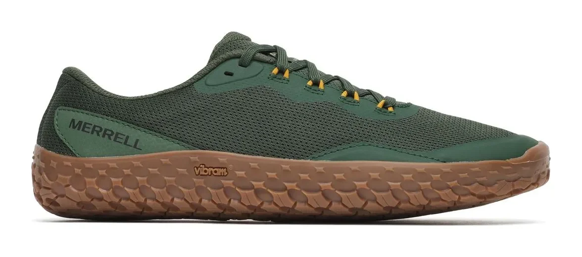 Merrell Vapor Glove 7 de hombre en verde (Arbor) con suela color caramelo, vista de lado sobre fondo blanco