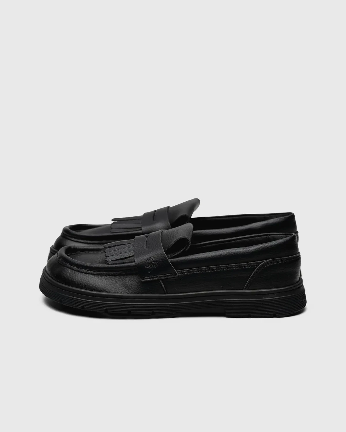 Mocasín Ohne Project Luma en negro, vista lateral