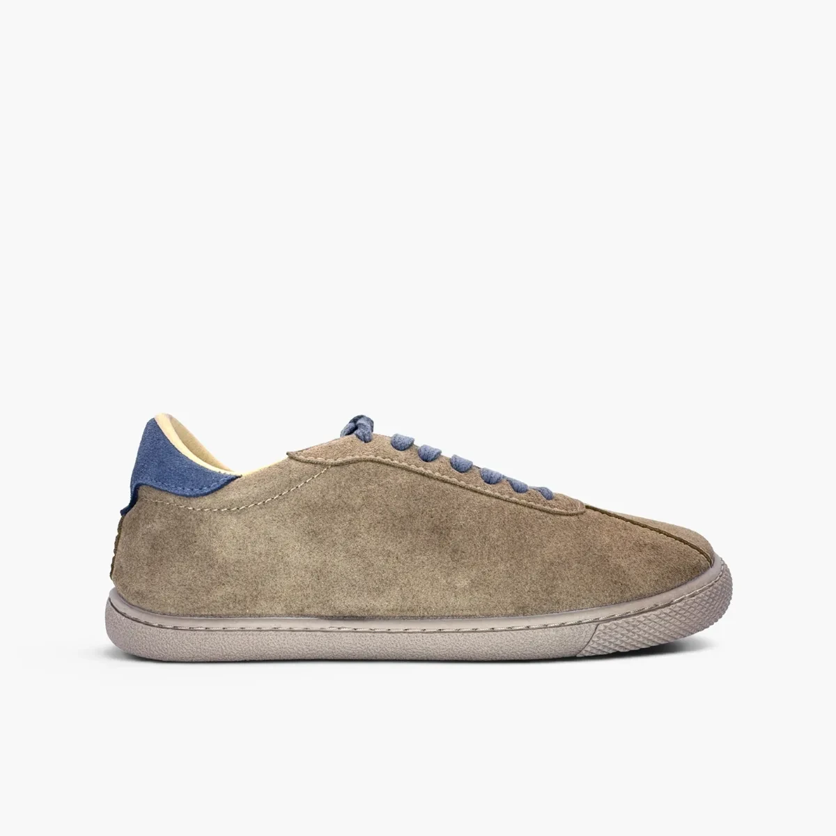 Zapatilla Pisamonas 1918 en color topo con cordones azules, vista lateral