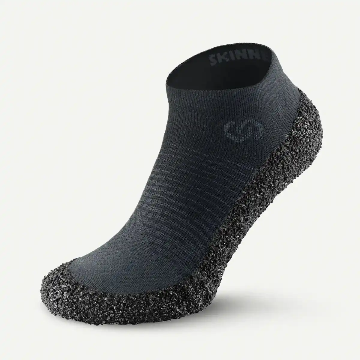 Calcetín-zapato Skinners Comfort 2.0 en gris antracita, visto de lado, con la suela de polímero granulado que sube por la puntera y el talón