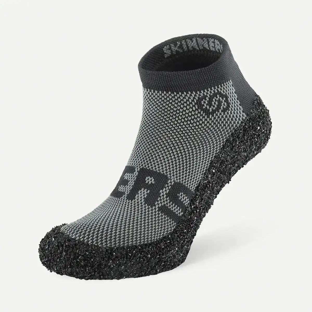 Calcetín-zapato Skinners Essentials 3.0 en gris Concrete, de caña media, con la suela de polímero granulado que sube por la puntera y el talón