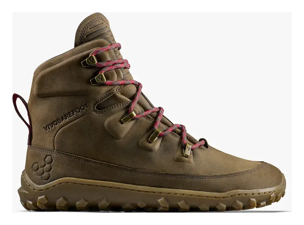 Bota Vivobarefoot Tracker Leather AT II de piel marrón con cordones rojos y suela de tacos, vista de lado
