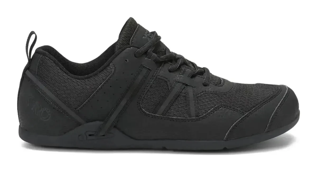 Xero Shoes Prio de hombre en negro, vista de lado sobre fondo blanco