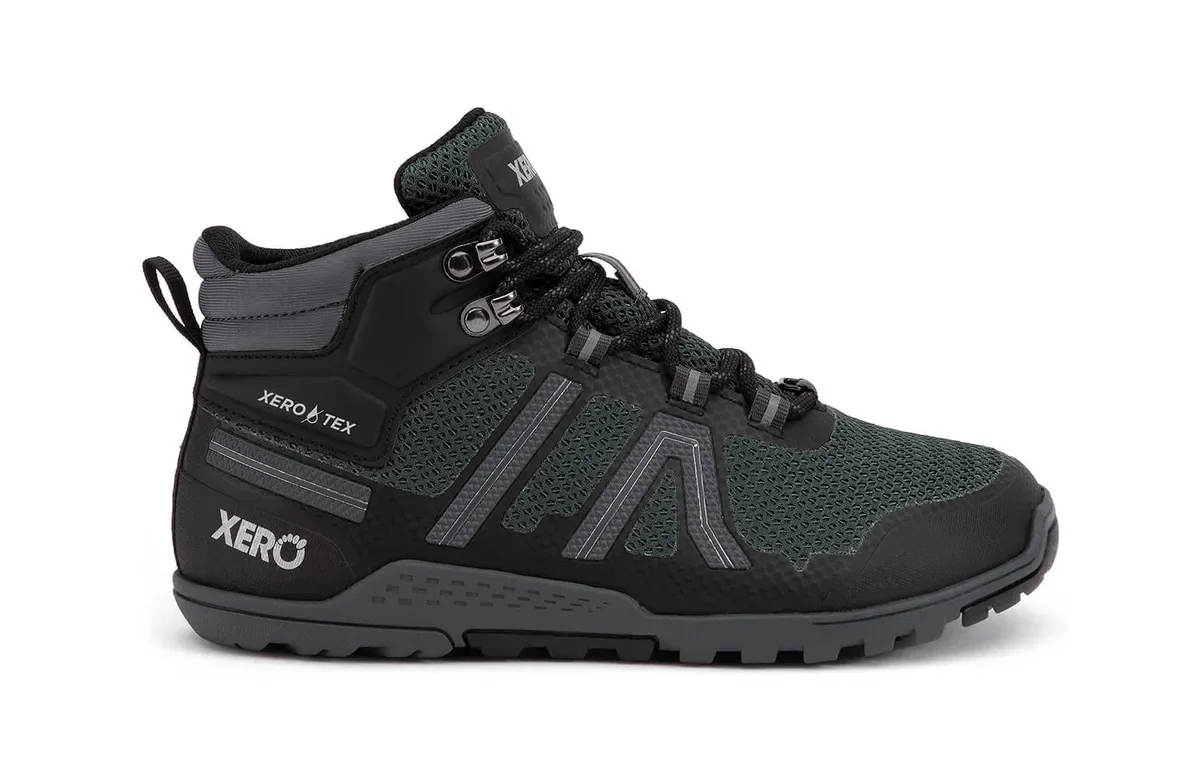 Bota Xero Shoes Xcursion Fusion de mujer en verde oscuro y negro, vista lateral