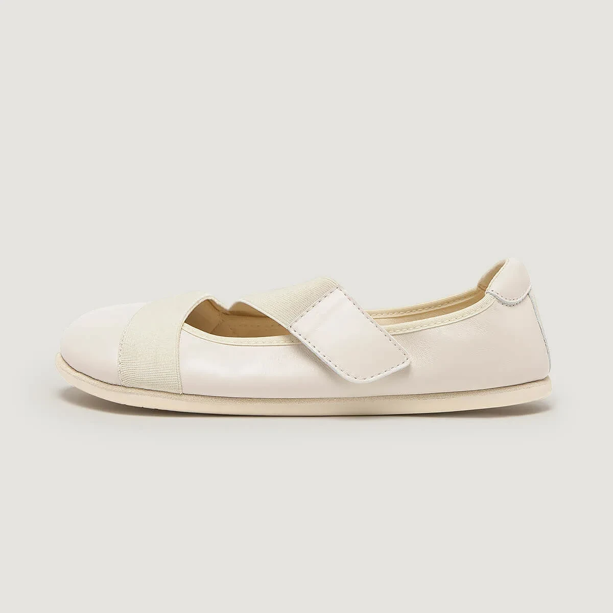 Bailarina Zapato Feroz Aitana de piel beige con velcro, vista lateral
